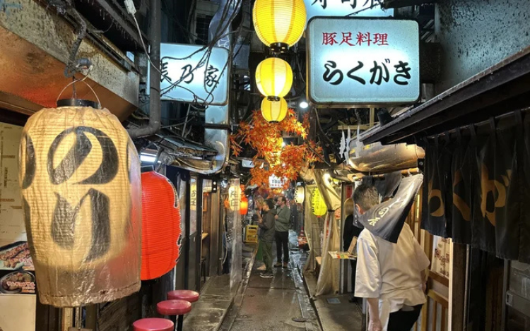 Tokyo: Shinjuku Food Tour with 15 Dishes and 4 Local Eateries