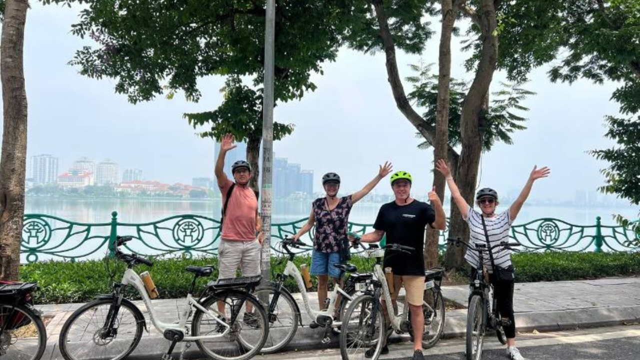 Hanoi Half-Day E-Bike Tour with Vegan Buffet Lunch 3
