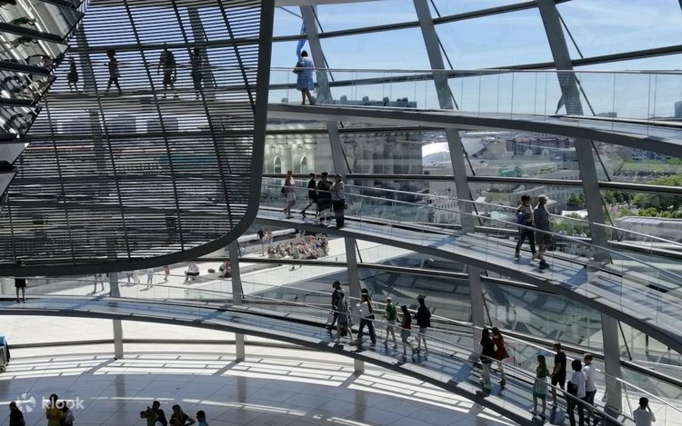 Reichstag dome & government district walking tour in Berlin 4