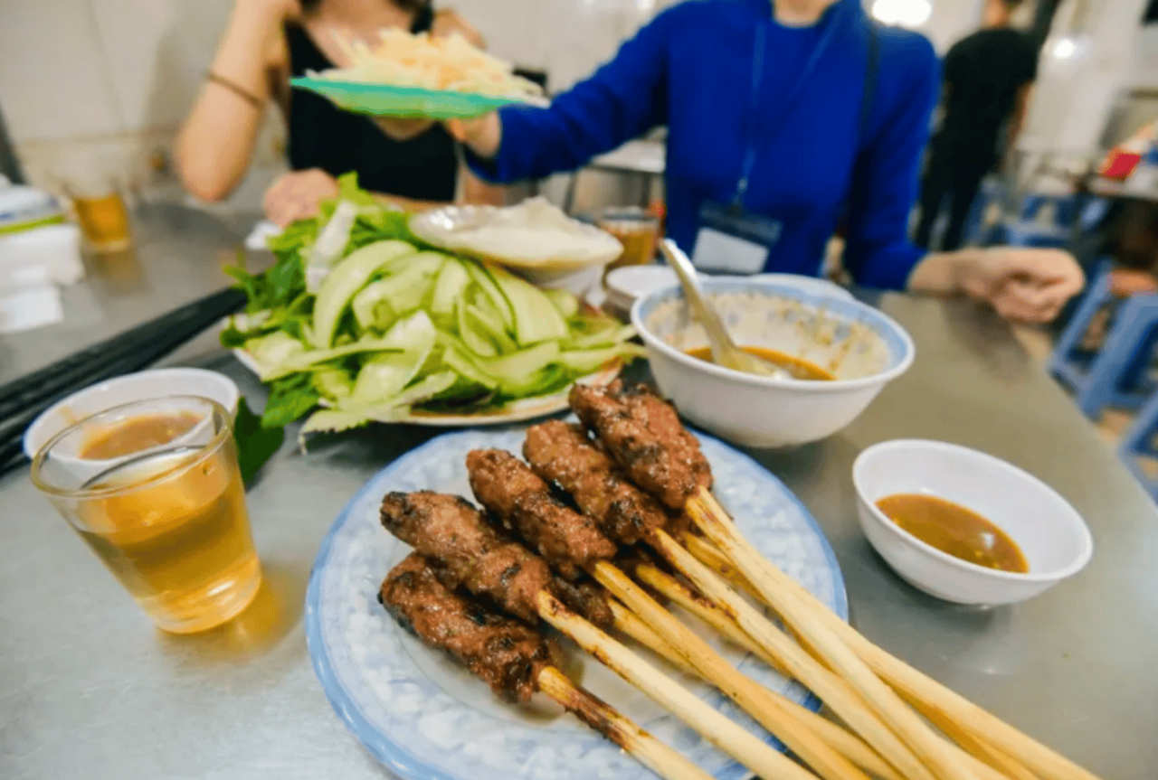 Da Nang Food & Sightseeing Night Tour with Ao Dai Rider 4