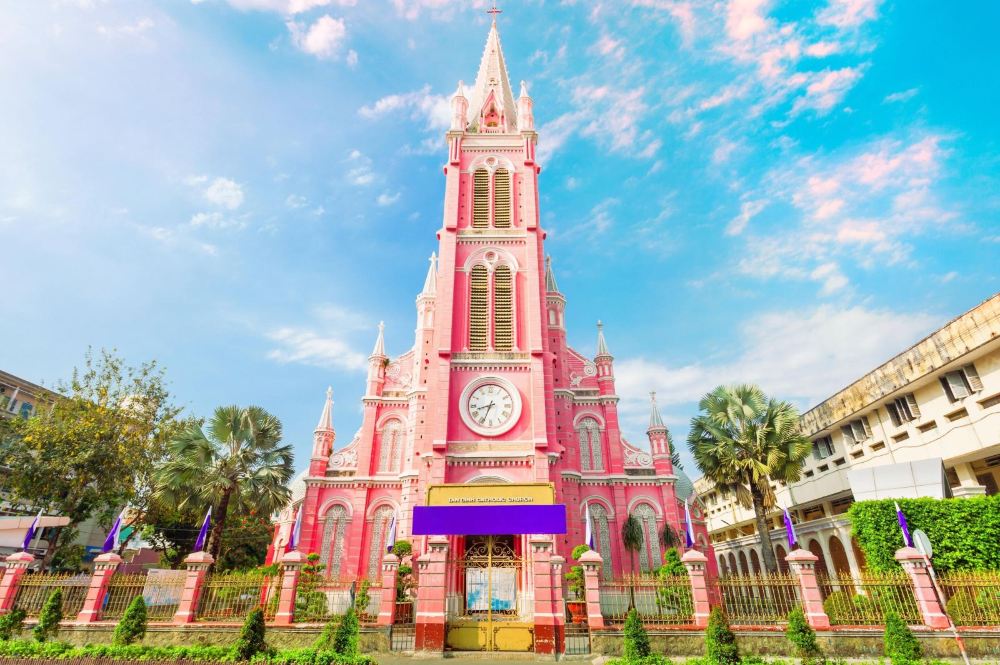 Ho Chi Minh City 1-day tour to Tan Dinh Church + Ben Thanh Market with Vietnamese traditional Ao Dai experience