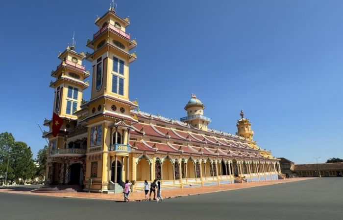 Cu Chi Tunnels, Cao Dai & Black Virgin Mountain Day Tour from HCM