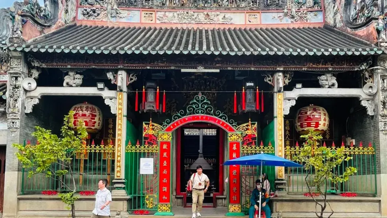 Half-Day Saigon Highlights Tour By Bus – Chinatown & Water Bus Experience