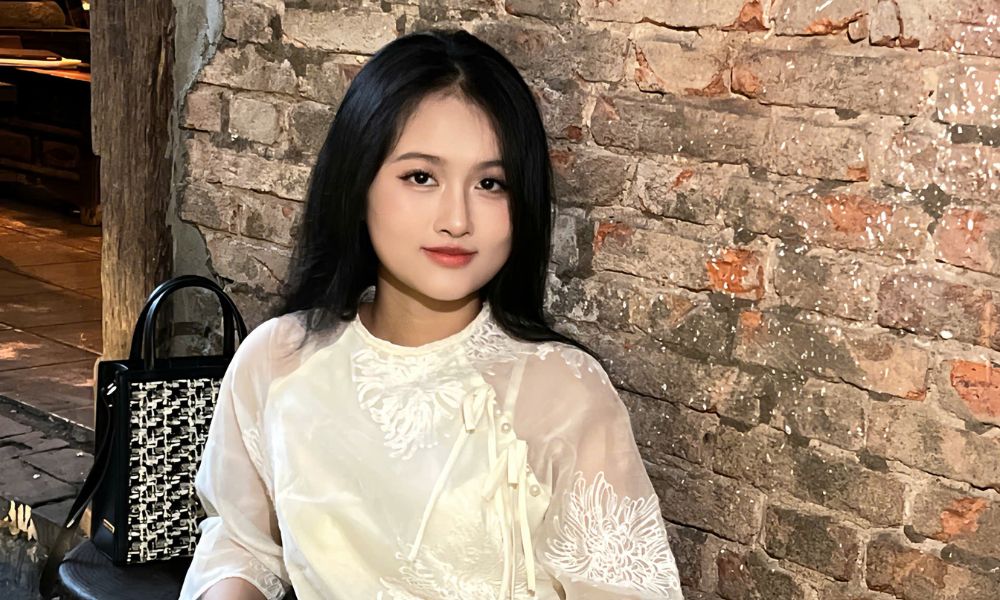 Explore Real Saigon's Stories by Scooter With Local - Ngan (English Guide)