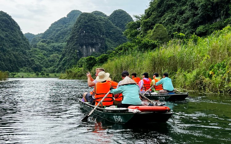 Best of Ninh Binh Day Tour: Hoa Lu, Trang An, Tam Coc, Hang Mua 2