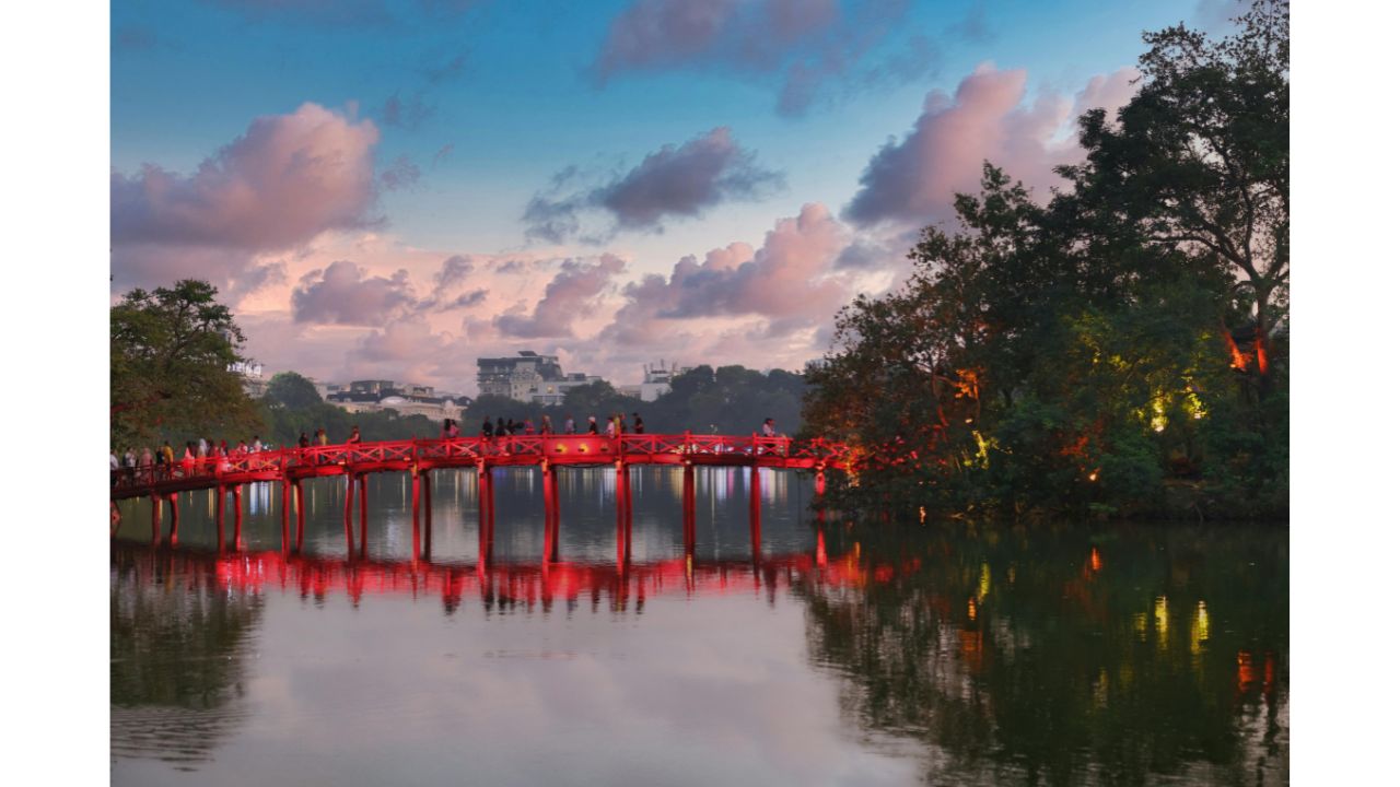 Dive Into The Hanoi Shopping Experience With Local - Mai (Chinese Guide) 5