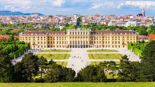 Schönbrunn Palace guided tour with a friendly historian 2
