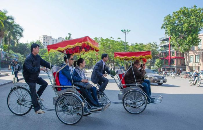 Hanoi Street Food Walking Tour with Cyclo Ride