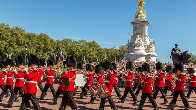 Changing of the Guard Walking Tour in London 4