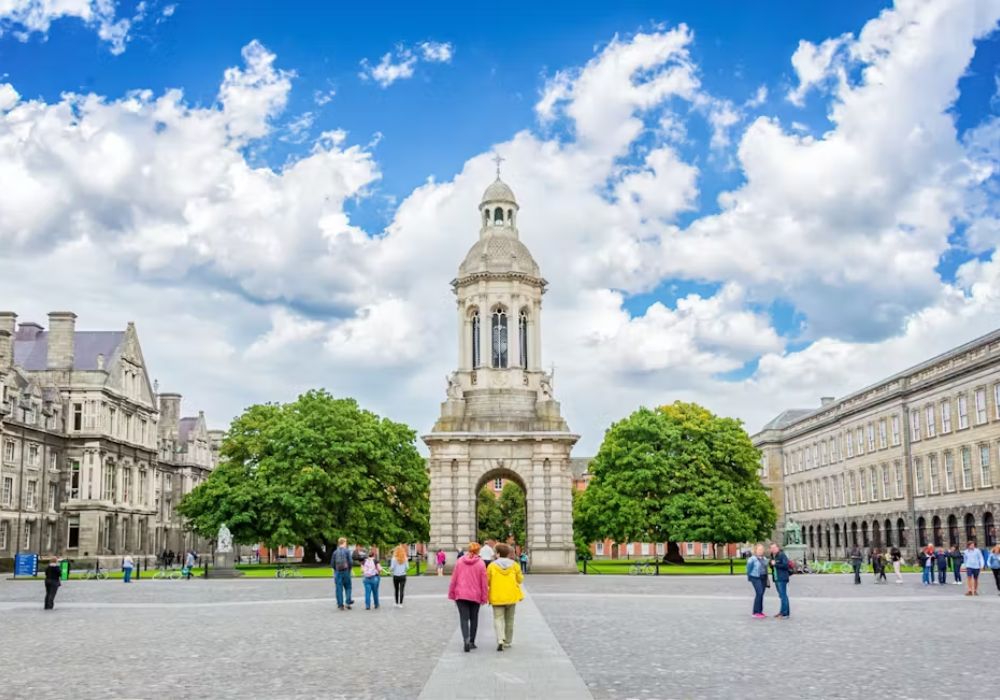 Historic highlights of Dublin with Trinity College private walking tour