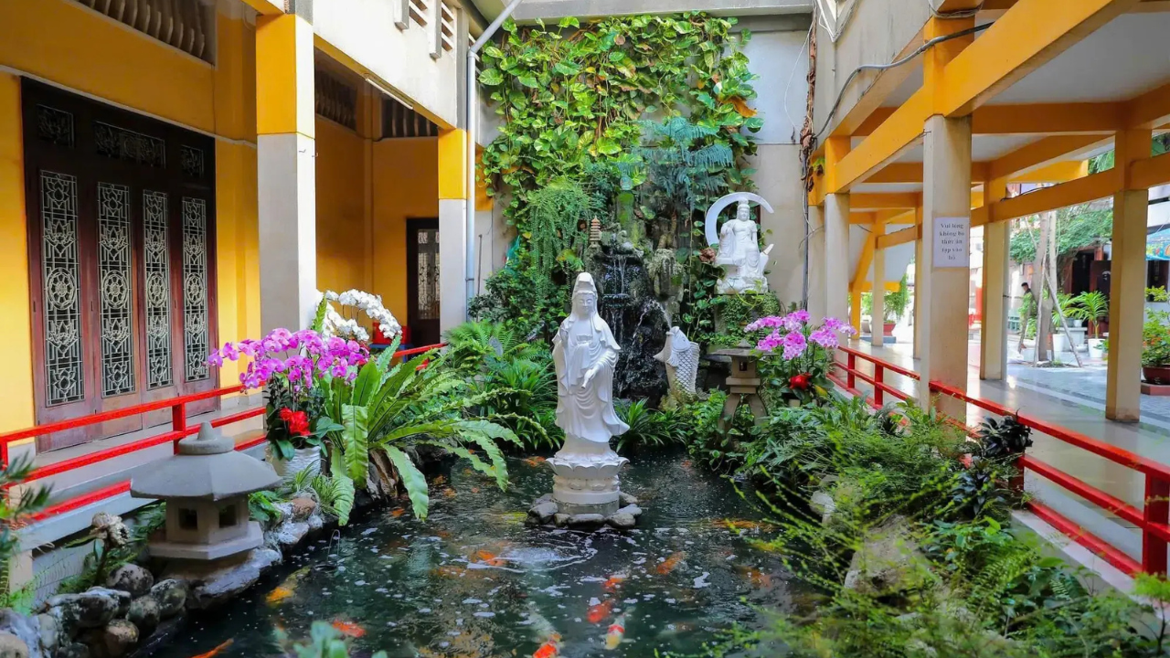 Cafe Hopping Tour In Ho Chi Minh - Group Tour 4