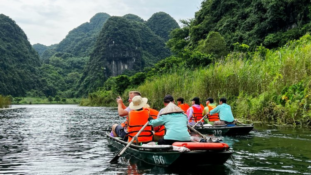 Best of Ninh Binh Day Tour: Hoa Lu, Trang An, Tam Coc, Hang Mua 3