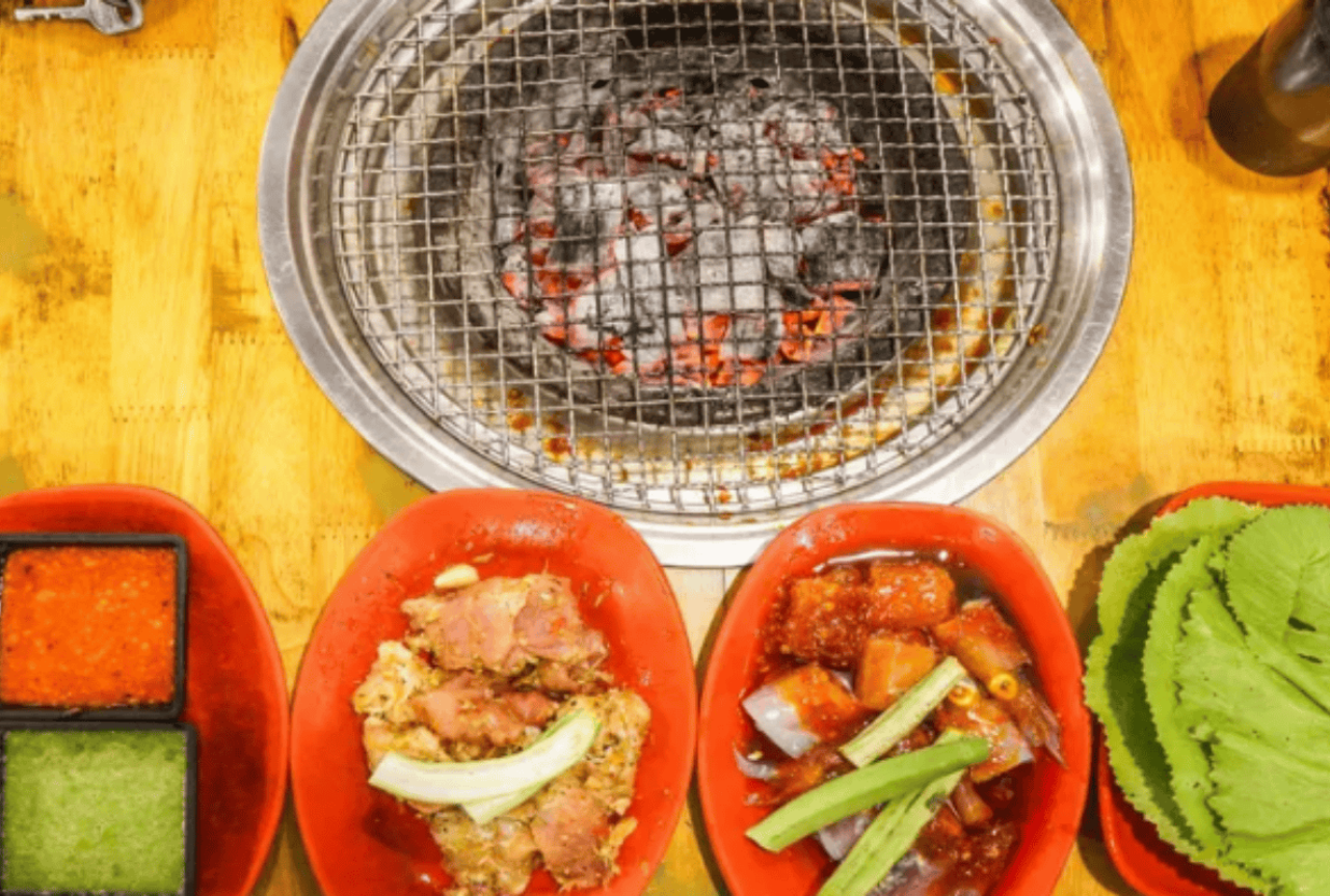 Da Nang Food & Sightseeing Night Tour with Ao Dai Rider 3