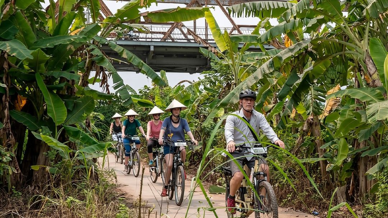 Hanoi Half-Day E-Bike Tour with Vegan Buffet Lunch