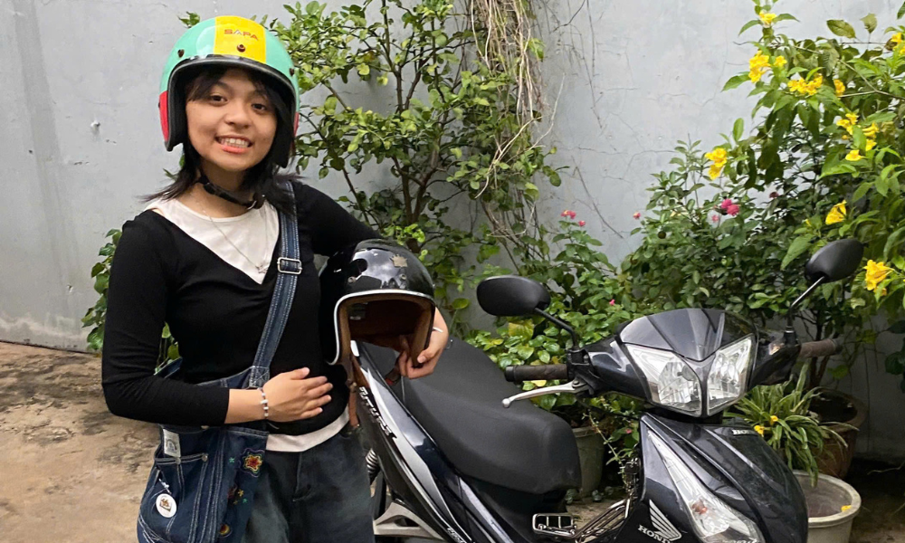 Feel The Real Saigon On Scooter Ride With Local - Phoebe (English Guide) 5