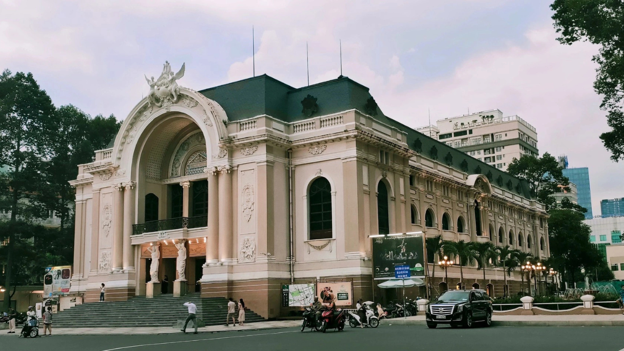 Uncover the Charm of Sai Gon on Scooter With Local - May (Chinese Guide) 3