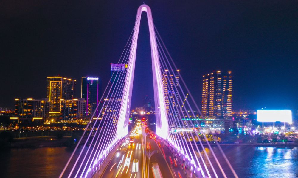 Explore Saigon On A Motorbike with Local - Linh (Chinese Speaking) 5