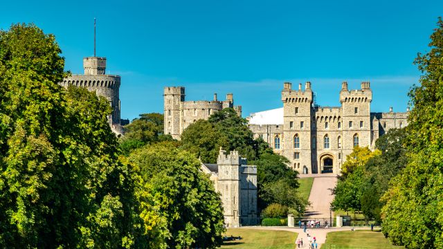 Chinese Guide - London Day Tour | Windsor Castle, Stonehenge, and Bath