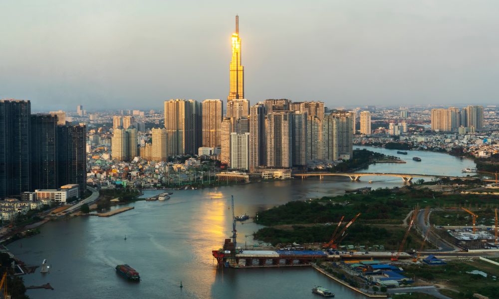 Explore Saigon On A Motorbike with Local - Linh (Chinese Guide) 4