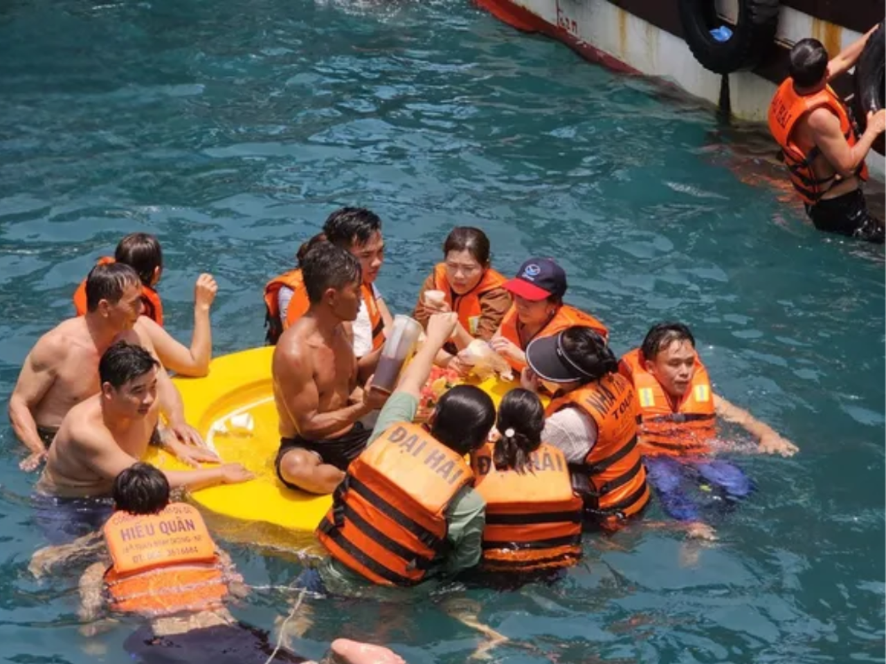 Nha Trang Island Hopping Tour: Snorkeling & Floating Party