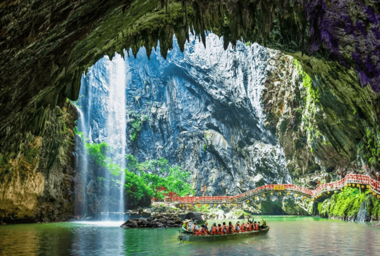 Guangzhou Private Day Tour: Yingxi Corridor & Cave Fairland