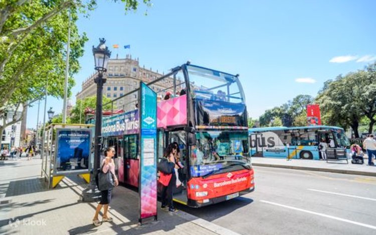 Hop-On Hop-Off Sightseeing Bus Tour in Barcelona 2