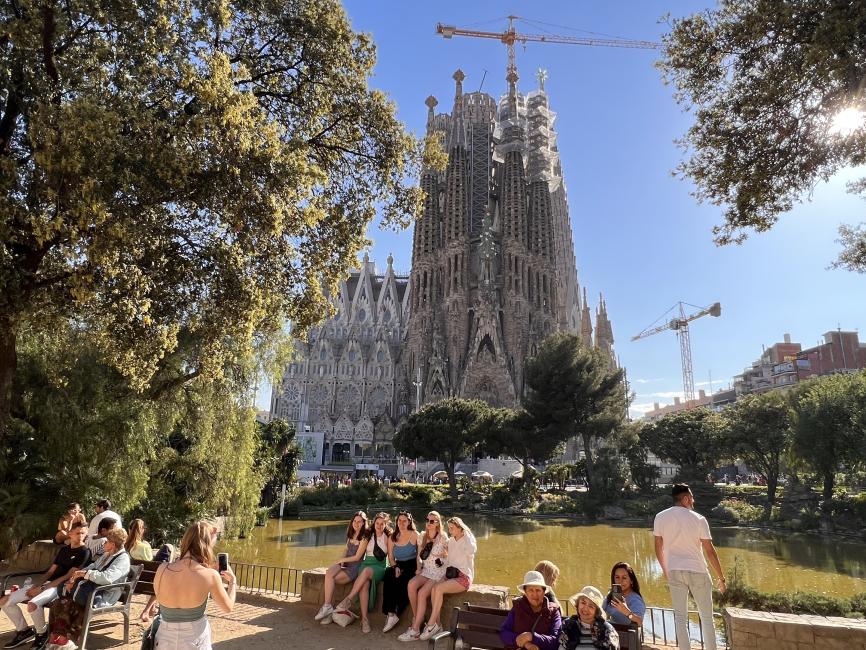 Barcelona Sagrada Familia Tour with Asian Language-Speaking Guide