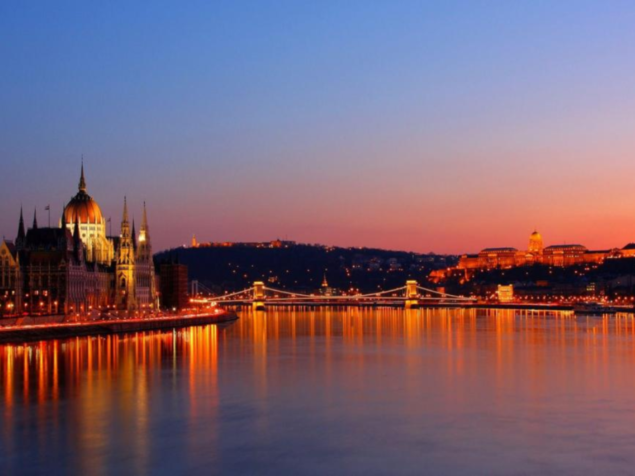 Danube River Evening Sightseeing Cruise in Budapest 3