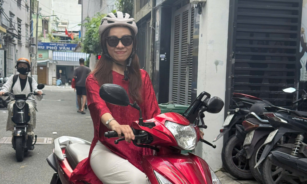 Saigon Private Motorbike Shopping & Food Tour with Jennie