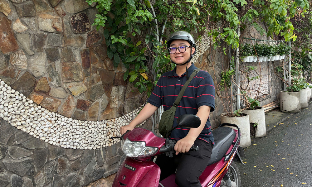 Explore Saigon’s Secrets On A Motorbike With Local - Max (English Guide) 4