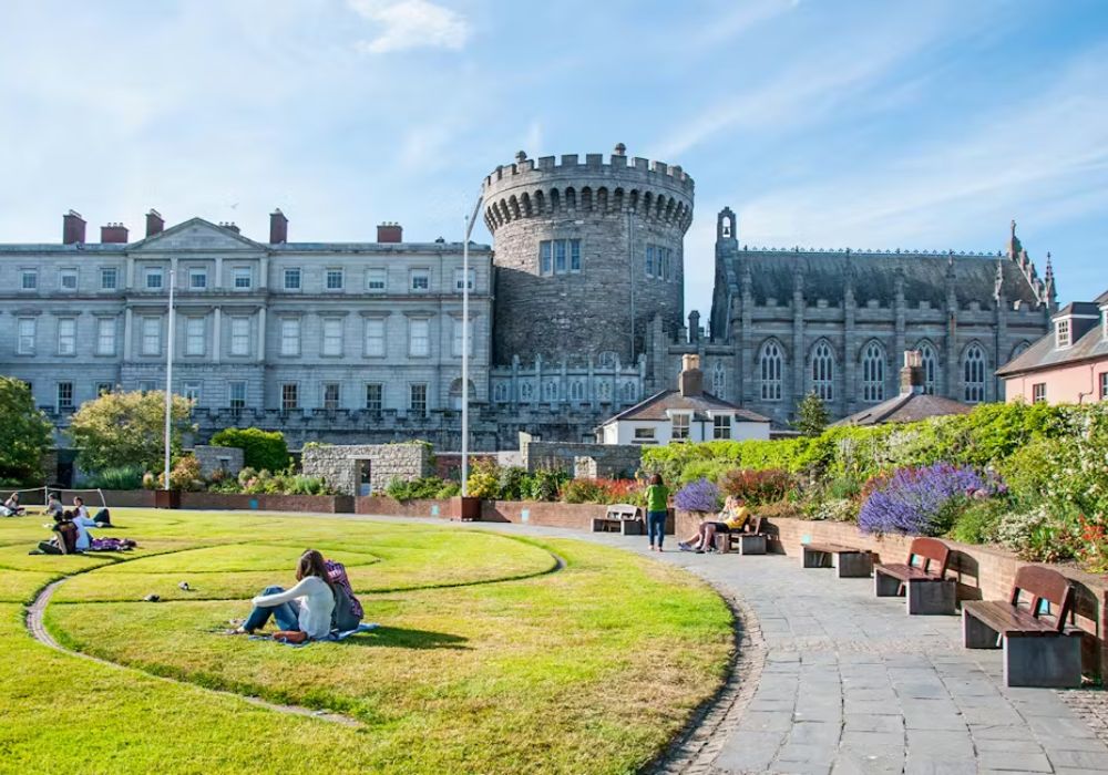 Trinity College Campus walking tour in Dublin