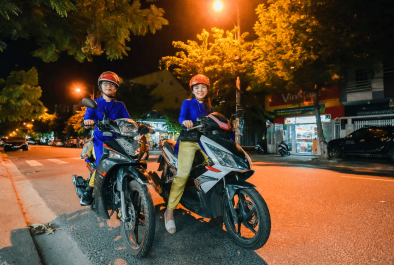 Da Nang Food & Sightseeing Night Tour with Ao Dai Rider