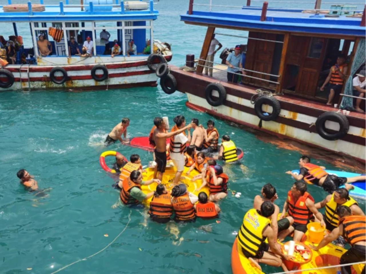 Nha Trang Island Hopping Tour: Snorkeling & Floating Party 5