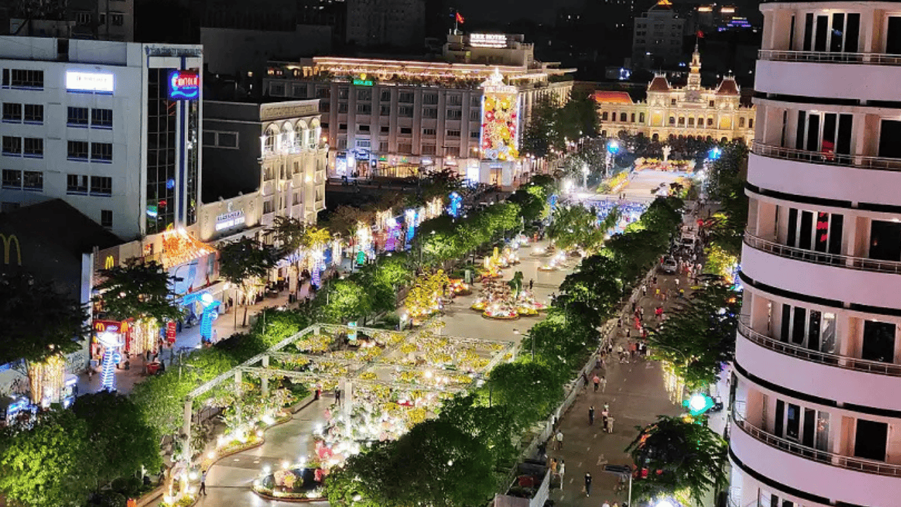 Uncover the Charm of Sai Gon on Scooter With Local - May (Chinese Guide) 4