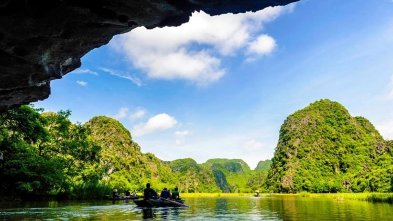 Best of Ninh Binh Day Tour: Hoa Lu, Trang An, Tam Coc, Hang Mua 2