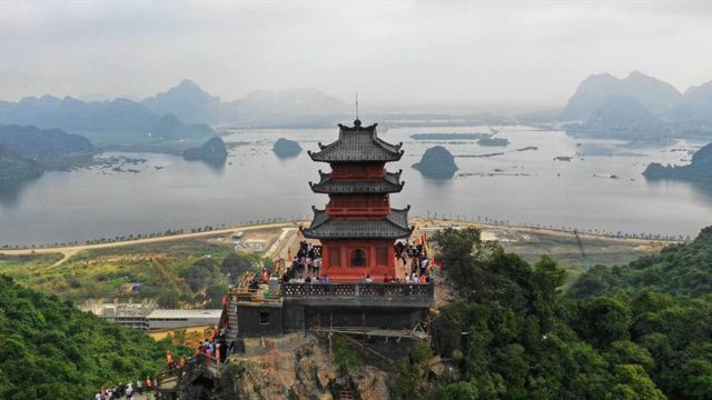 Yen Stream & Perfume Pagoda Day Trip from Hanoi