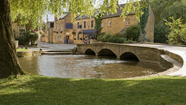 Small-Group Cotswolds Tour from London Including Bourton-on-the-Water