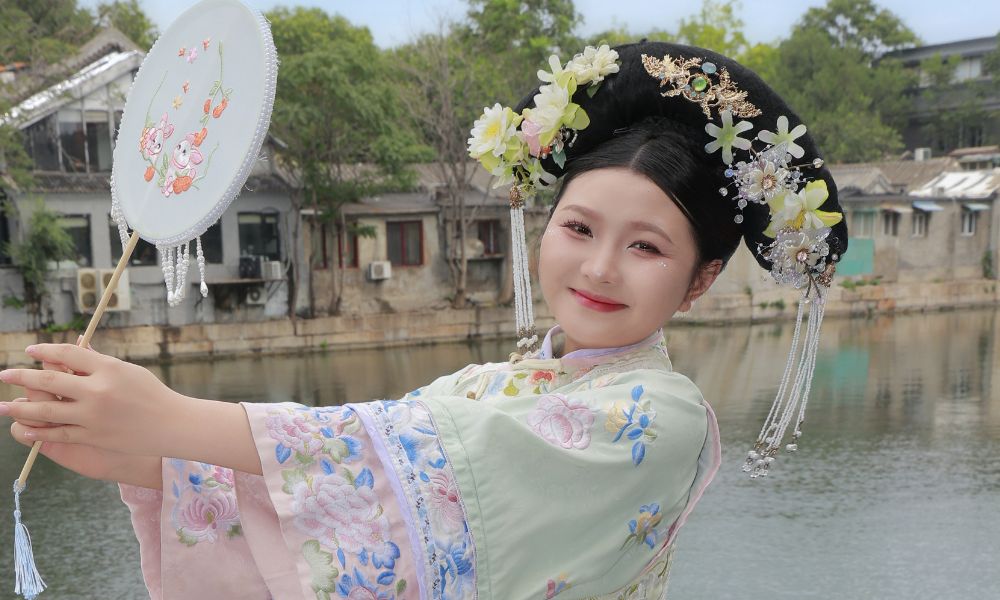 See Sai Gon Come Alive with Locals on Scooter – Chinese/ English Speaking Tour with Yanny