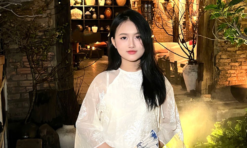 Explore Real Saigon's Stories by Scooter With Local - Ngan (English Guide) 2