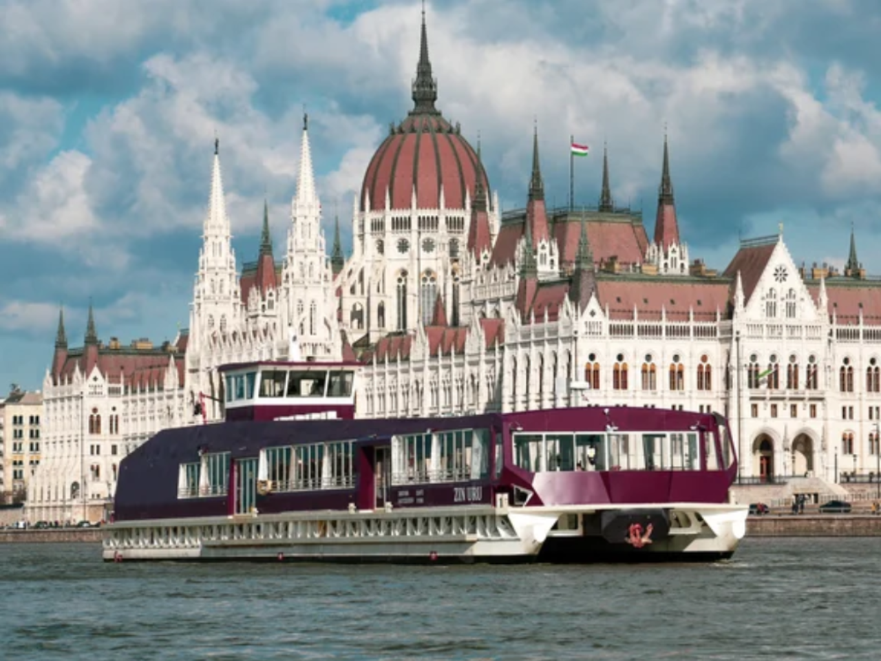 Night or Day Sightseeing Cruise in Budapest 2
