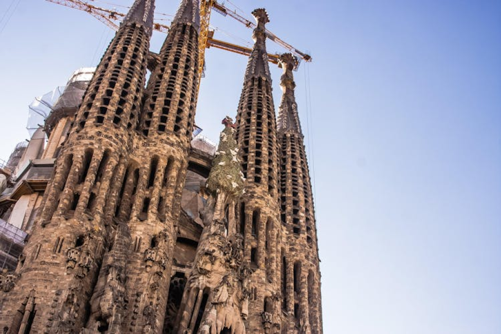 Sagrada Familia fast track ticket guided tour with tower access 2