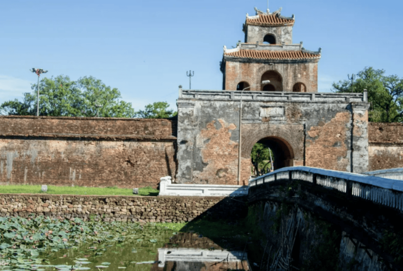 Lang Co Bay & Hue City Full Day Tour from Da Nang 4