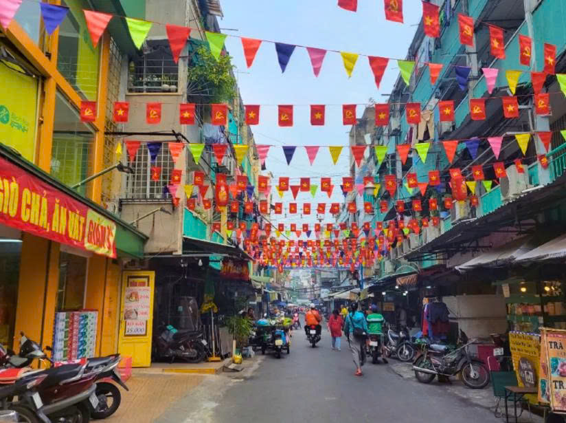 Ho Chi Minh City 1-day tour to Tan Dinh Church + Ben Thanh Market with Vietnamese traditional Ao Dai experience 5