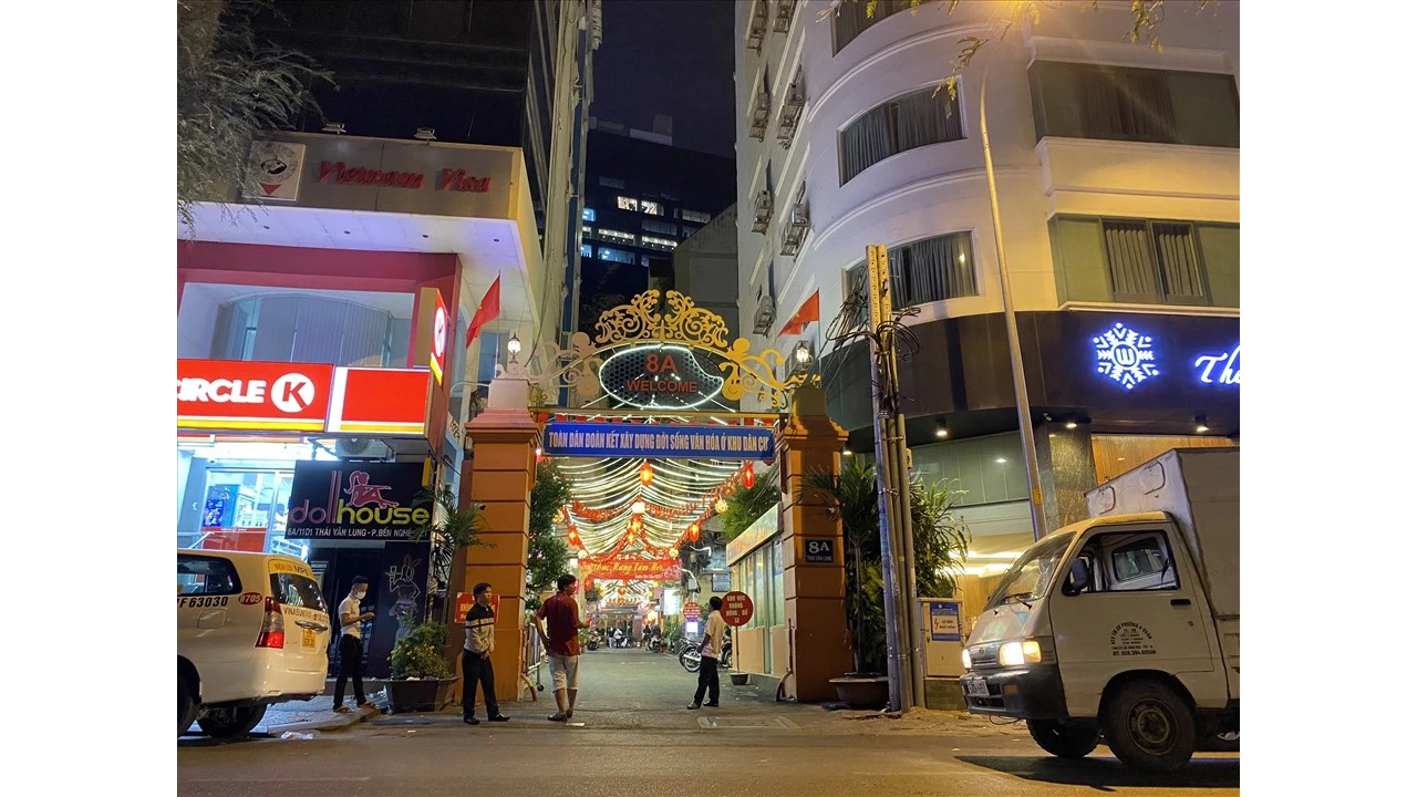 Saigon After Dark: Two Iconic Nightlife Streets by Car 5