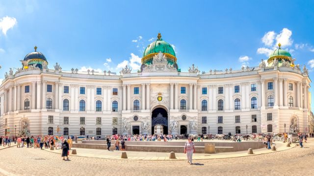 Skip-the-line Sisi Museum, Imperial Apartments and gardens tour