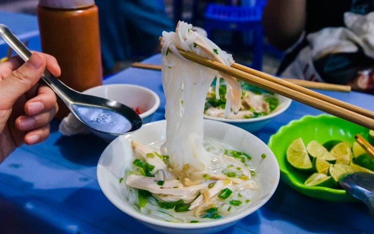 Old Quarter Food Tour with Train Street Visit Option 2