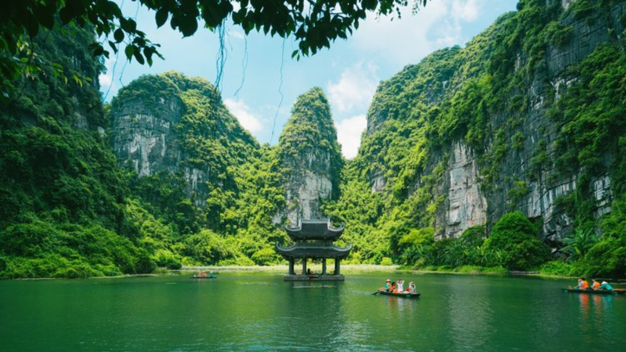 Best of Ninh Binh Day Tour: Hoa Lu, Trang An, Tam Coc, Hang Mua