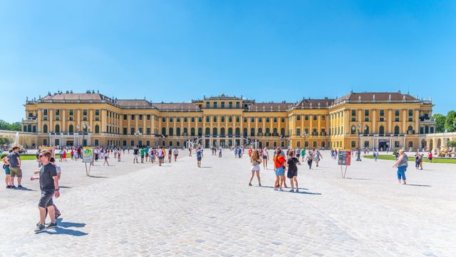 Schönbrunn Palace guided tour with a friendly historian