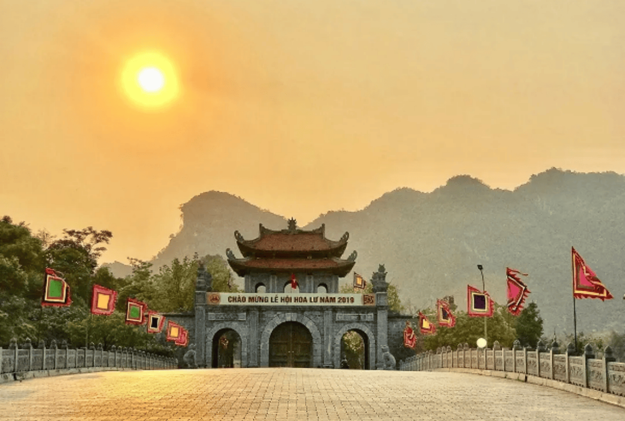 From Ninh Binh: Hoa Lu, Bich Dong, Trang An, Hang Mua Day Tour 2