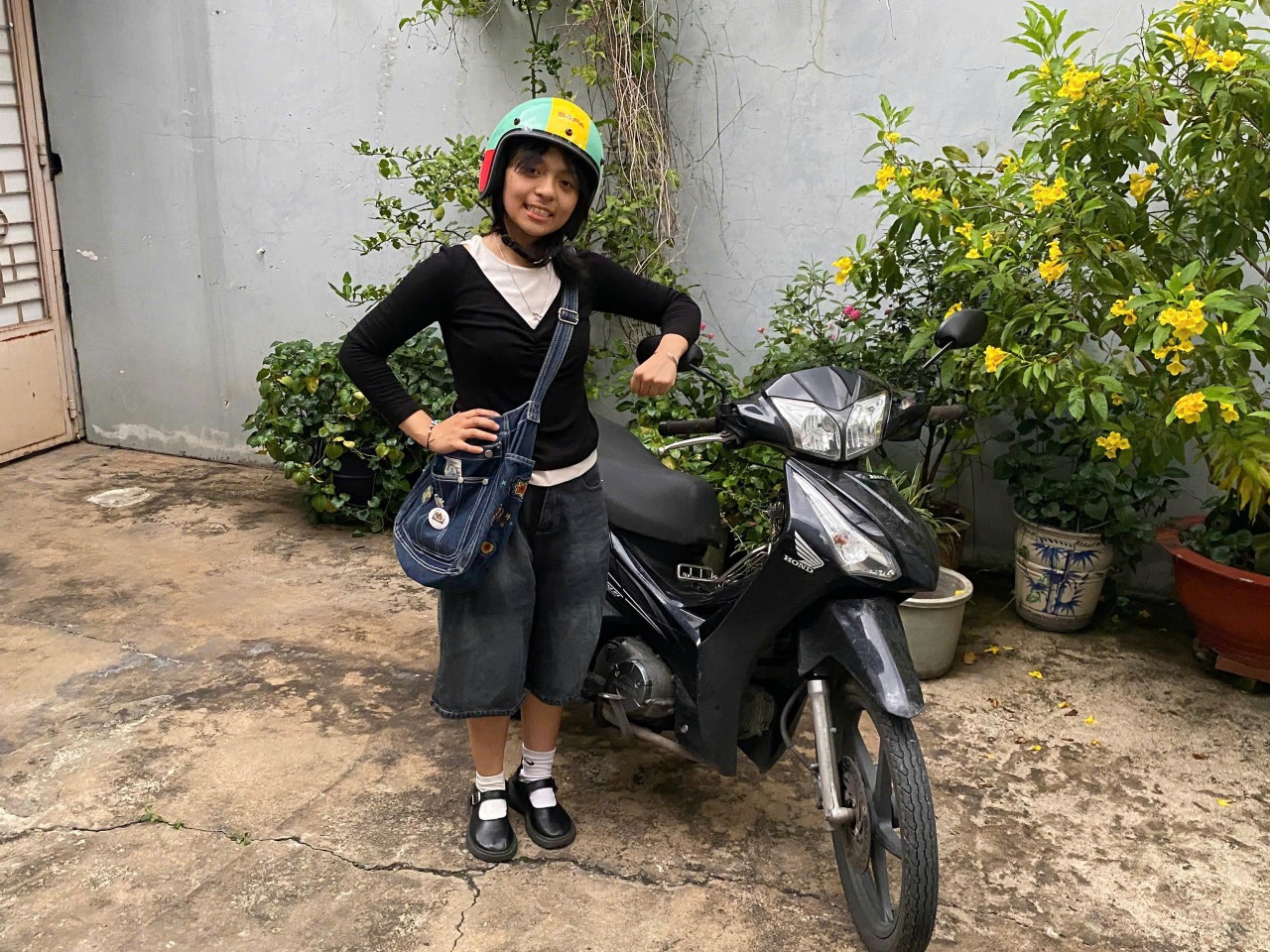 Feel The Real Saigon On Scooter Ride With Local - Phoebe (English Guide) 3